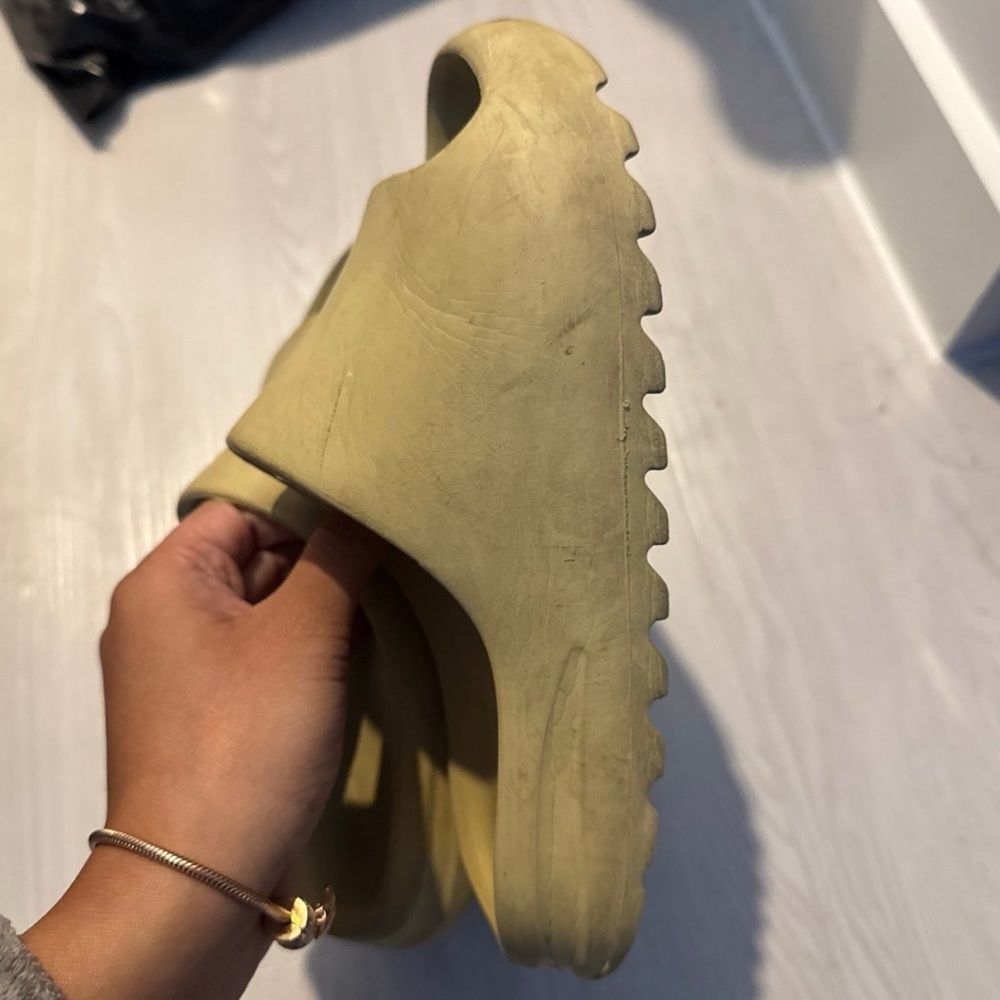 Yeezy Slides - Picture 3 of 6